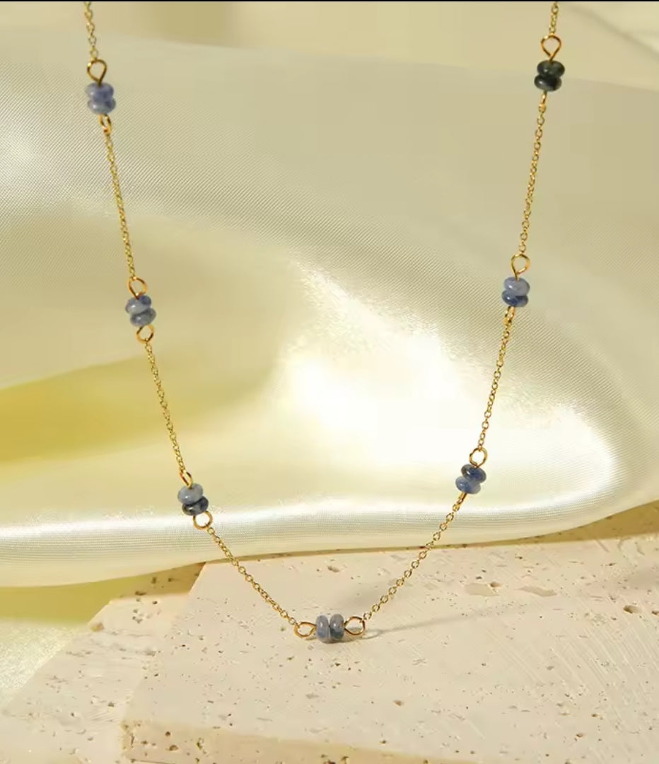 Collier Aina