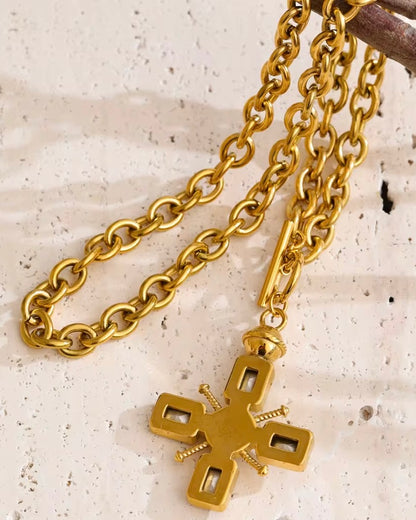 Collier Taky